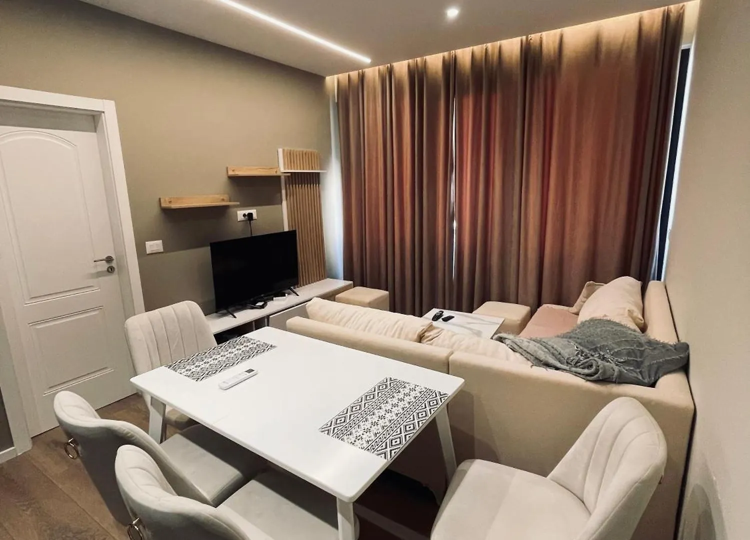 Meta Appartments Vlorë 0*,